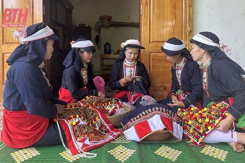 Gìn giữ nghề thêu của đồng bào dân tộc Dao ở Thạch An