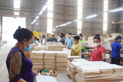 Công nhân phấn khởi khi ngành gỗ khởi sắc đơn hàng