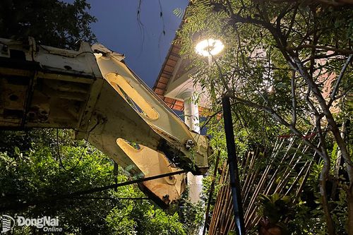 Cần trục trên sà lan thi công bờ kè cuốn sập nhà dân ven sông Đồng Nai