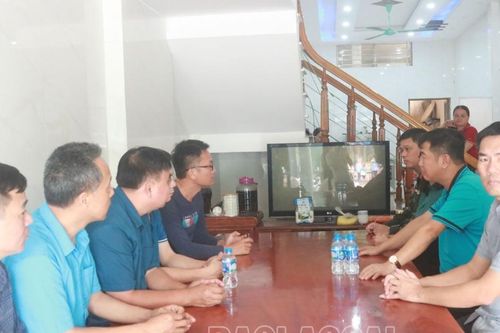 Đoàn công tác của huyện Bát Xát thăm, động viên gia đình nạn nhân bị lũ cuốn tại xã Bản Vược