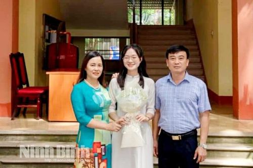 Học sinh Trường THPT Nguyễn Huệ có điểm thi cao thứ 2 toàn quốc Kỳ thi đánh giá năng lực của Đại học Quốc gia Hà Nội