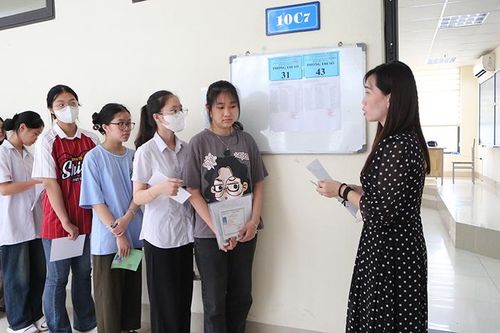 Hơn 1.200 thí sinh thi vào lớp 10 Trường THPT Chuyên Hùng Vương