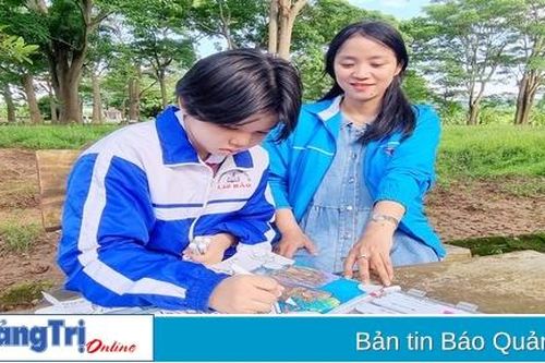 'Họa sĩ nhí' ở biên giới đam mê vẽ tranh