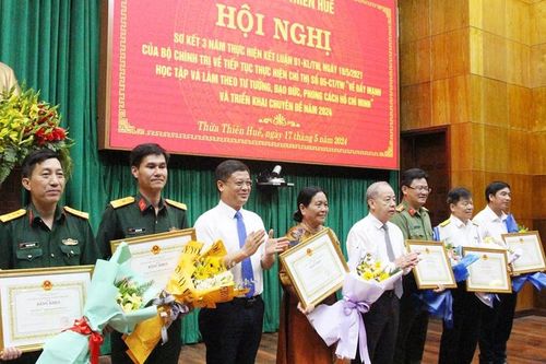 Học và làm theo Bác bằng sự đoàn kết, đồng lòng