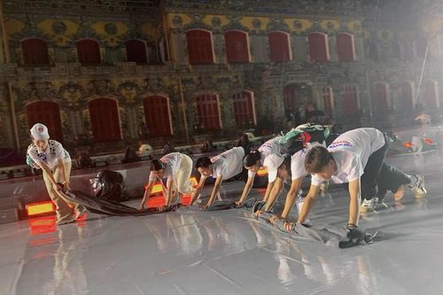 Lặng thầm góp sức cho lễ hội