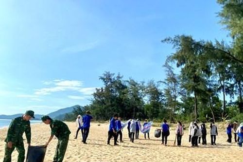 Thu gom hơn 1 tấn rác thải