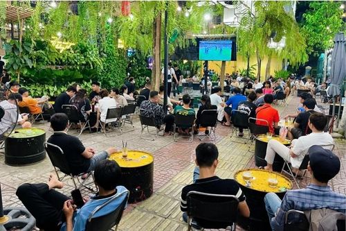 Hàng quán Thủ đô 'chạy đua' chuẩn bị cho mùa cao điểm bóng đá