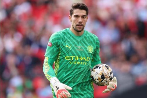 Thủ thành Stefan Ortega ở lại Man City đến 2026