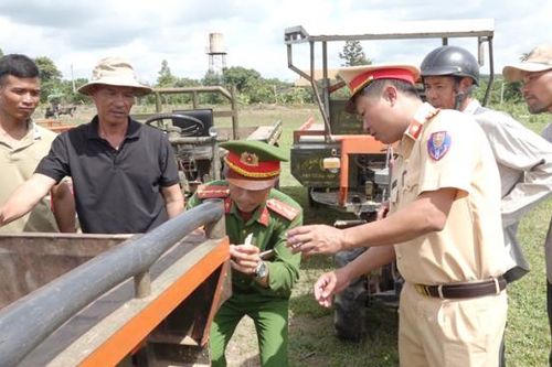 Dán phản quang cho máy cày phòng ngừa tai nạn ở vùng nông thôn