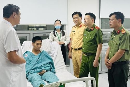 Thăm hỏi cán bộ CSGT Hà Nội bị xe 3 bánh đâm trọng thương khi làm nhiệm vụ