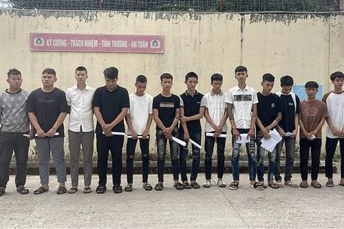 Khởi tố 24 đối tượng trong 2 nhóm chạy xe mô tô mang theo hung khí đi gây rối