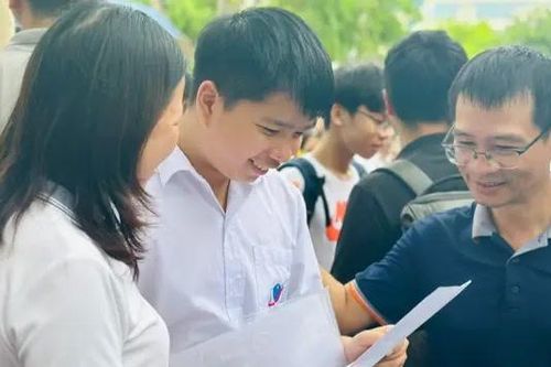 Tâm trạng các thí sinh đầu tiên khi hoàn thành bài thi Văn