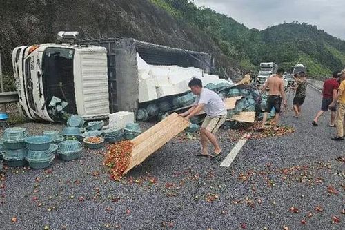 Xe tải lật ngang trên cao tốc Nội Bài - Lào Cai
