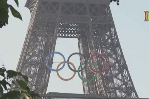 Biểu tượng Olympic kiêu hãnh cùng tháp Eiffel