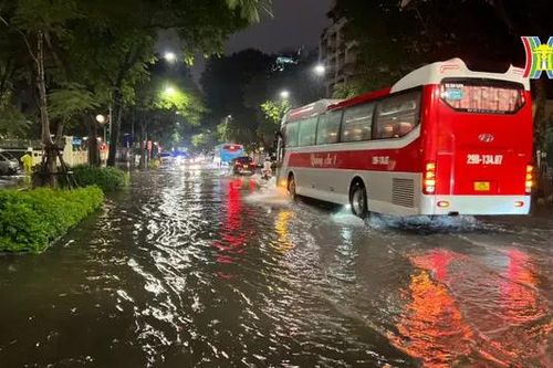 Mưa xối xả, nhiều tuyến phố Hà Nội lại ngập