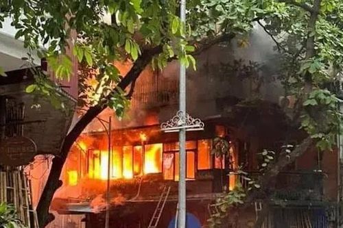 Quán cà phê trên phố cổ Hà Nội bốc cháy