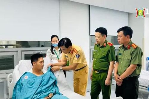 Xe ba bánh tự chế đâm trọng thương một đại úy CSGT