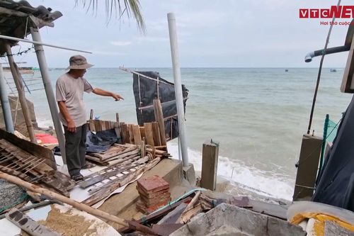 Nhiều ngôi nhà bị đổ sập vì sóng biển xâm thực ở Ninh Thuận