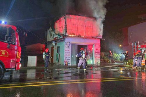Sét đánh cháy nhà 2 tầng ở Thái Nguyên