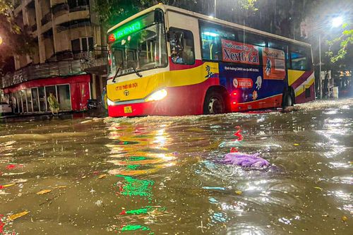 Hà Nội mưa lớn, phố trung tâm ngập gần nửa mét