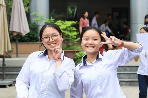 Thí sinh rạng rỡ rời điểm thi sau khi hoàn thành bài làm ngữ văn