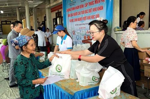 Thanh Hóa: Khám bệnh, tặng quà cho người cao tuổi có hoàn cảnh khó khăn
