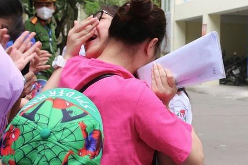 Sĩ tử vỡ òa vì đề thi môn Ngữ văn vào lớp 10 THPT 'trúng tủ'