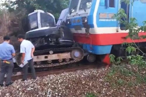 Tàu hỏa đâm va máy xúc trên tuyến đường sắt Bắc - Nam: Trách nhiệm của ai?