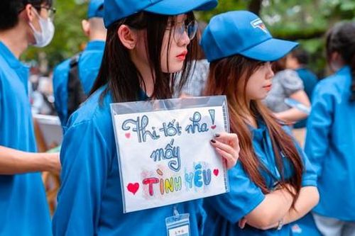 Ấn tượng 'áo xanh' tiếp sức sĩ tử tại các điểm thi vào lớp 10