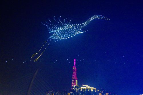Biển người xem trình diễn drone mãn nhãn trên sông Sài Gòn