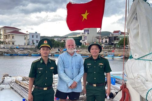 Người đàn ông Mỹ 75 tuổi và hành trình 21 ngày 'lạc trôi' trên biển