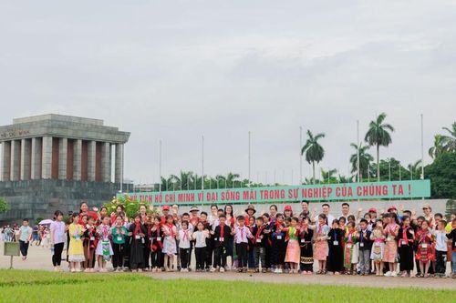 Dân mạng khen ảnh anh cảnh vệ nắm tay em bé vùng cao thăm Lăng Bác