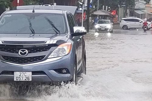Ngập lụt nhiều tuyến phố, sân vận động Điện Biên cũng thành 'biển' nước sau mưa