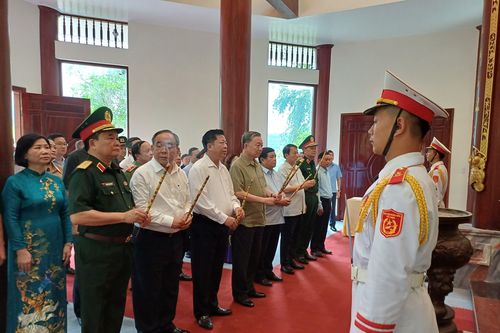 Chủ tịch nước Tô Lâm dâng hương tại Đền thờ Đại tướng Võ Nguyên Giáp