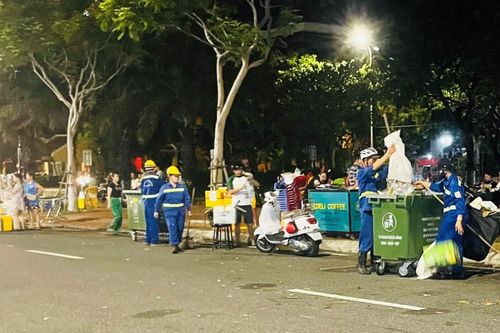 Đường phố Đà Nẵng sạch bong sau khi màn trình diễn pháo hoa kết thúc
