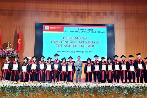 ĐH Luật Huế trao bằng tốt nghiệp cho hơn 600 tân cử nhân