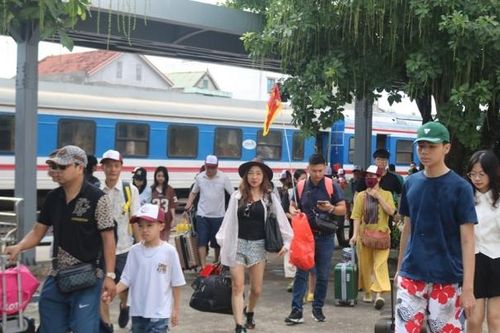 Gần 300 du khách đến Quảng Bình bằng chuyến tàu hỏa charter