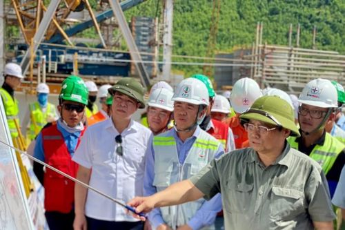 Thủ tướng Chính phủ Phạm Minh Chính kiểm tra tiến độ và tặng quà cho người lao động CC1 tại dự án Nhà máy Nhiệt điện Quảng Trạch 1