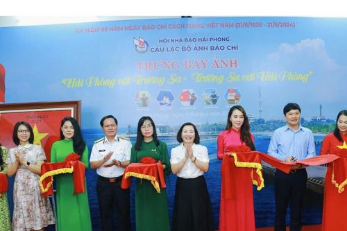 Trưng bày ảnh 'Hải Phòng với Trường Sa - Trường Sa với Hải Phòng'