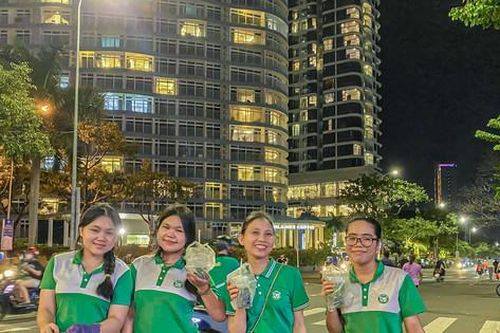 Hàng trăm bạn trẻ nán lại nhặt sạch rác sau đêm khai mạc lễ hội pháo hoa Đà Nẵng