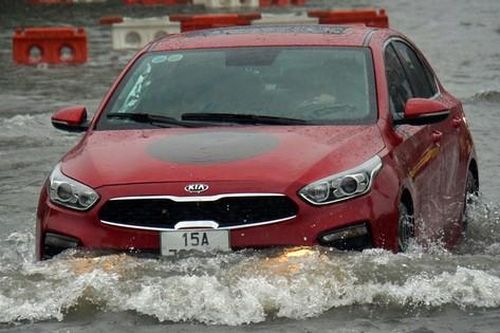 Đường phố Hải Phòng, Quảng Ninh 'biến thành sông' sau mưa lớn kéo dài
