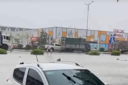 Quảng Ninh mưa như trút nước, ô tô xe máy 'bơi' trên đường