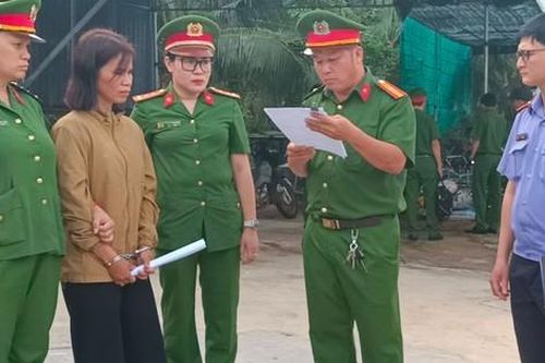 Hơn 40 cảnh sát khám xét nơi người phụ nữ tố bị giam, hành hạ như thời trung cổ