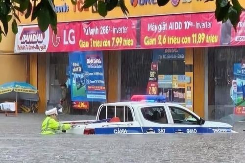 Quảng Ninh: 'Đường biến thành sông' do mưa lớn kéo dài