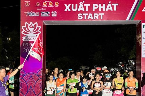 Khởi tranh giải marathon Hành trình về Làng Sen 2024
