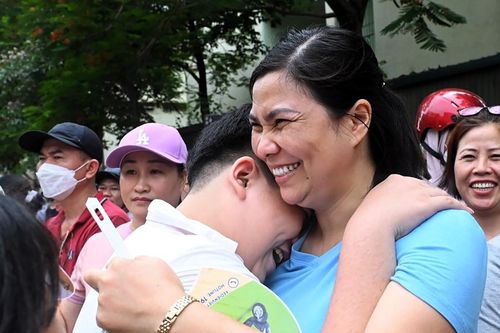 Nam sinh thi lớp 10 reo 'Mẹ ơi, tủ đè con' khiến phụ huynh bật cười
