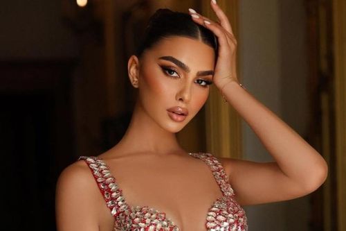 Vẻ đẹp nóng bỏng 'không góc chết', cuộc sống xa hoa của siêu mẫu 19 tuổi