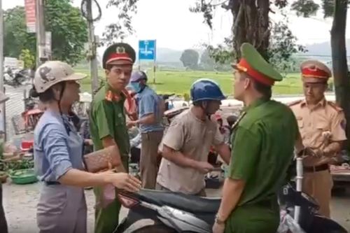 Công an lý giải việc 'ôm giữ' người đi xe máy mua hàng ở chợ cóc