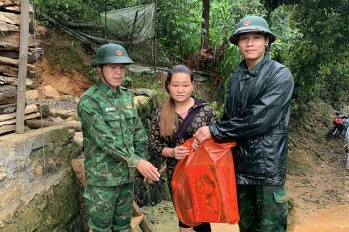 Bộ đội biên phòng giúp dân khắc phục hậu quả sạt lở đất