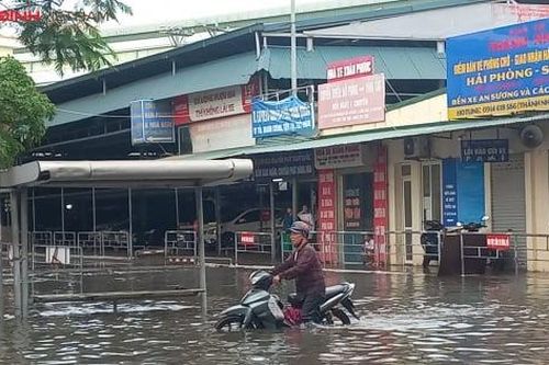 Hải Phòng mưa lớn, nhiều tuyến phố 'hóa sông'
